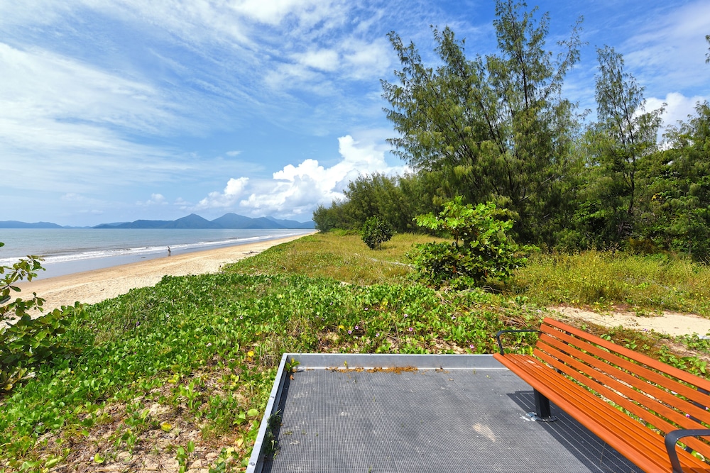 Golden Sands Beachfront Resort 58/70