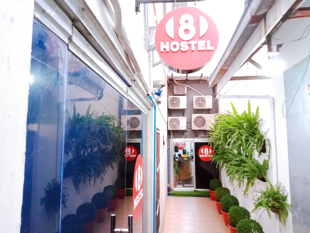 8Hostel 17/50