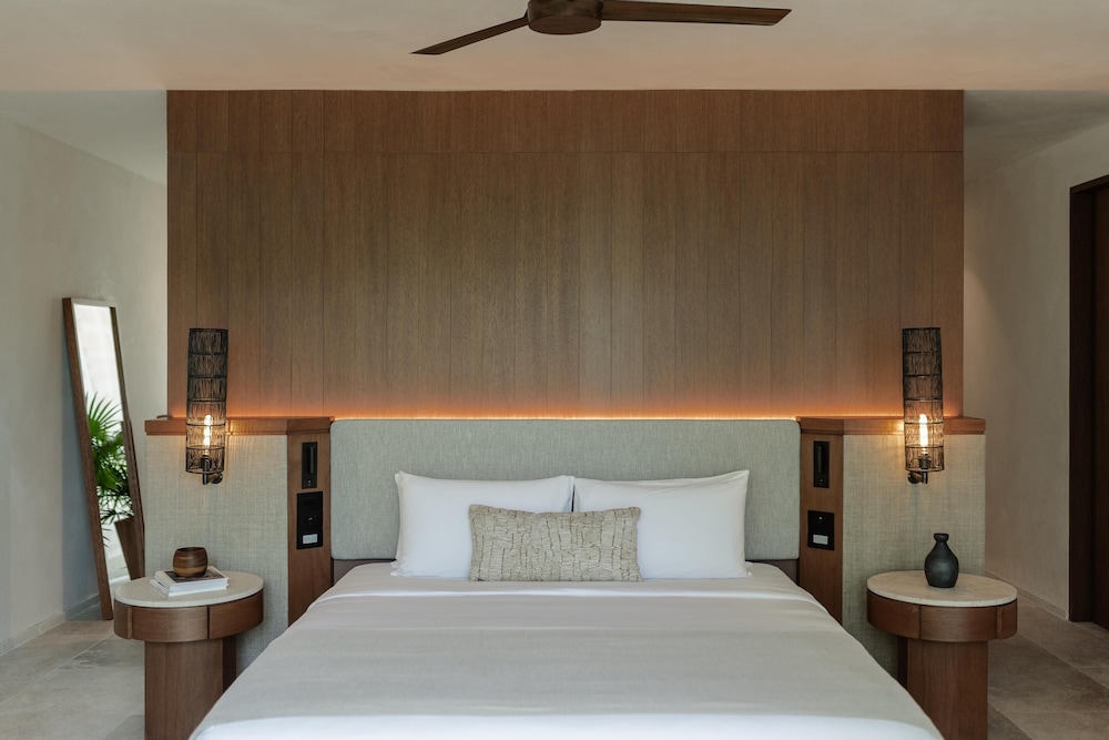 Suite, King Bed, Beach Area