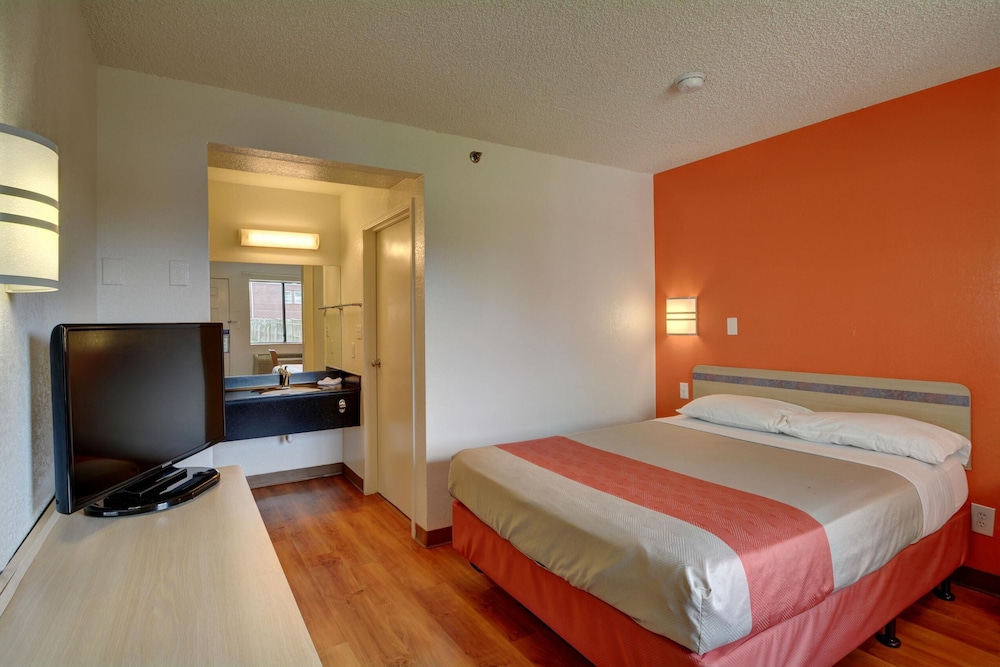 غرفة ديلوكس بسرير كوين، Motel6 Wethersfield, CT - Hartford 5/10