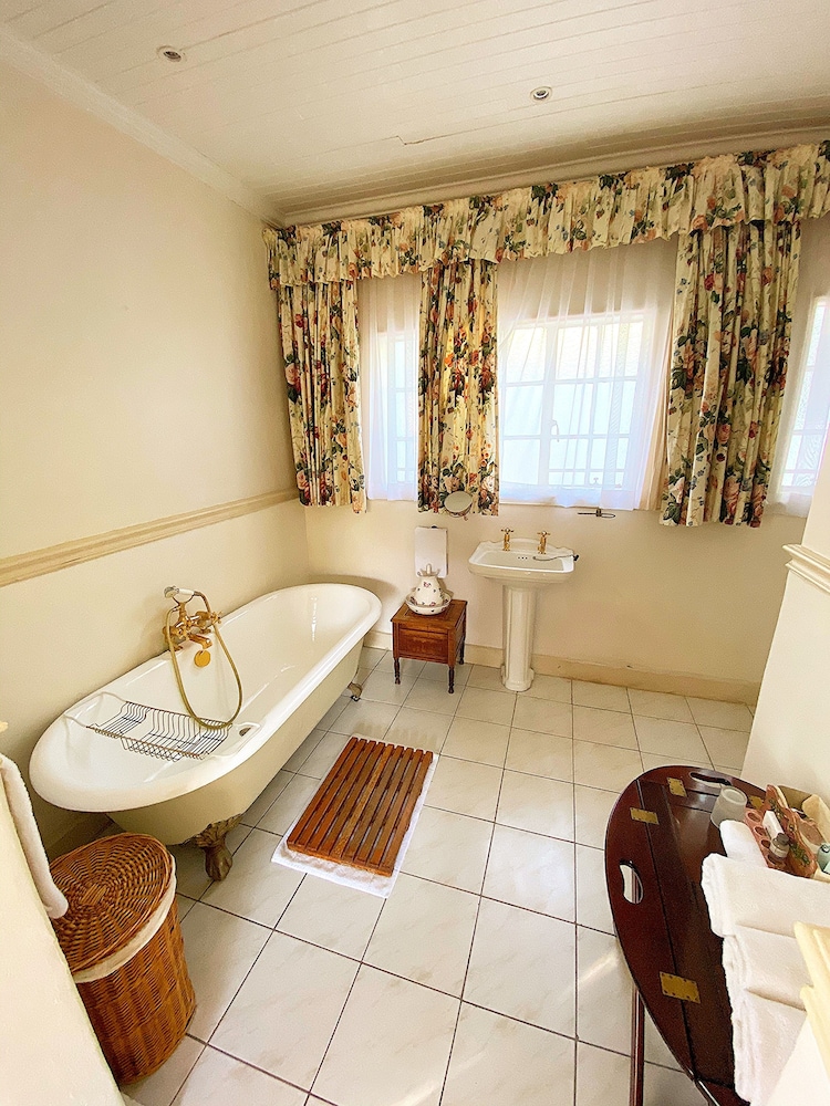 Sherwood's Country House 9/50