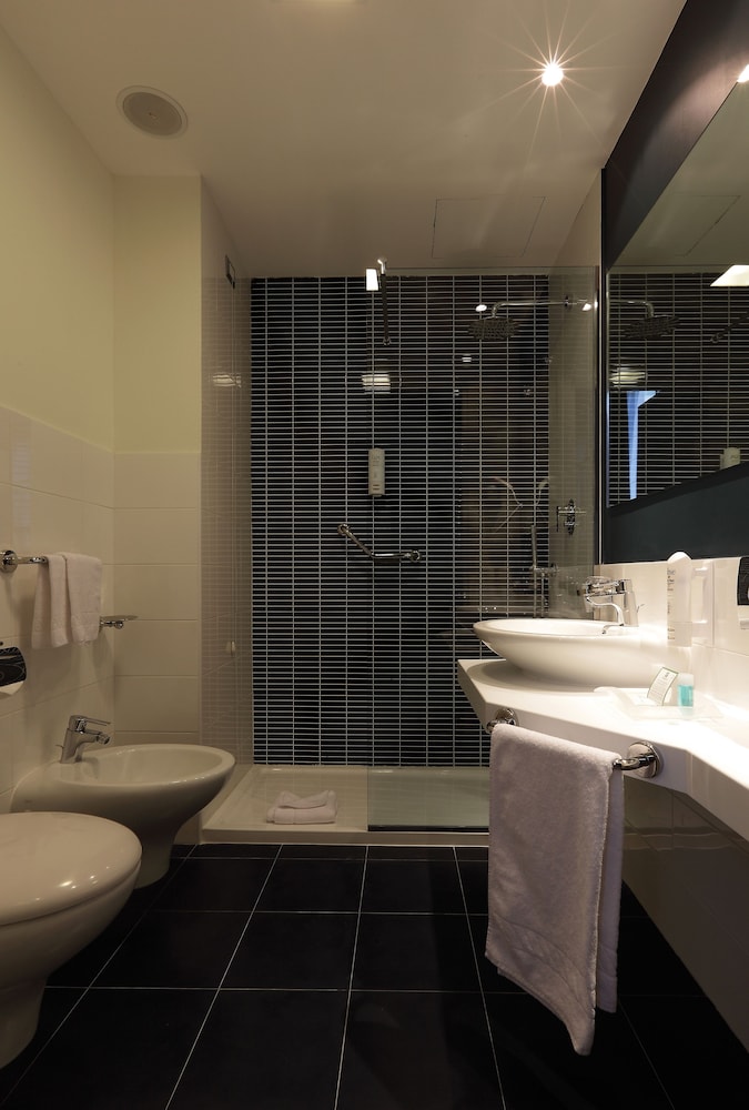 Holiday Inn Milan Nord Zara 34/66
