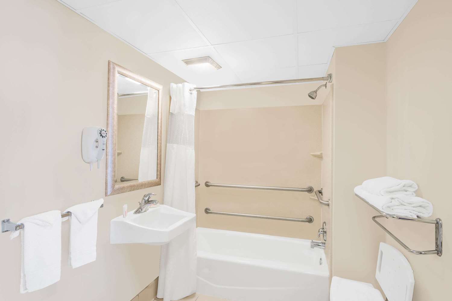 Days Inn by Wyndham Springfield/Phil.Intl Airport 18/19