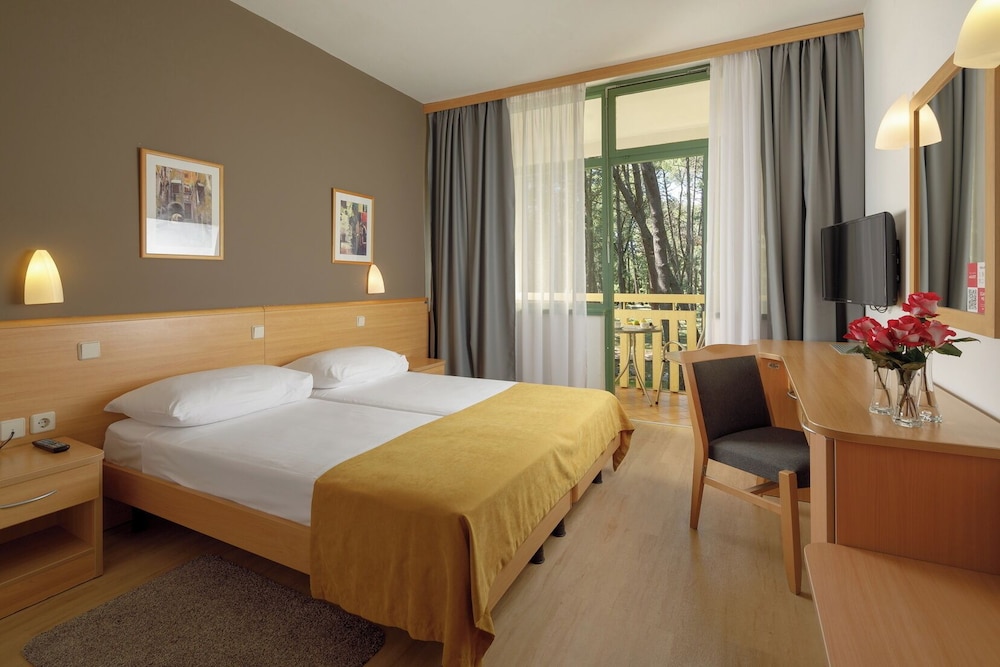 Classic, Twin Beds, Balcony, Park Side