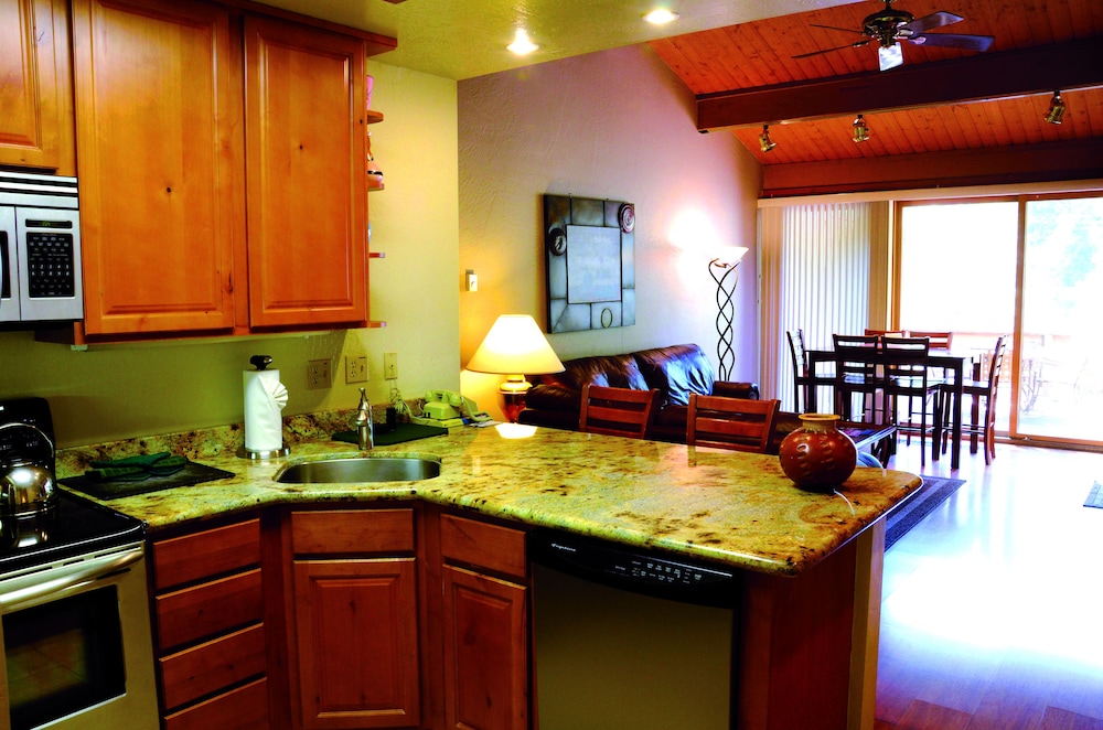 2 BEDROOMS, VILLA, CREEK VIEW, HOT TUB