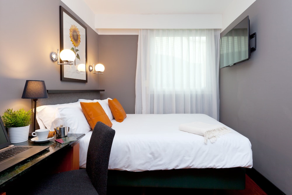 ROOM, DOUBLE BED, SMALL