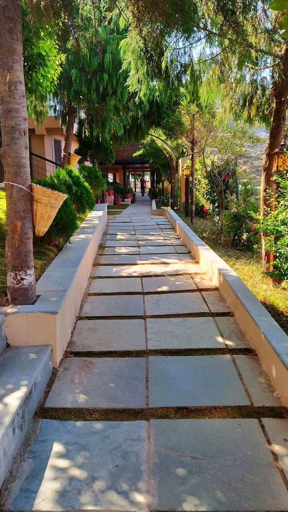 Larisa Resort Mussoorie 53/58