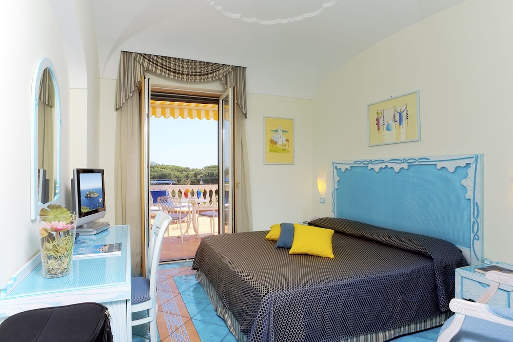 SUPERIOR, DOUBLE OR TWIN BED