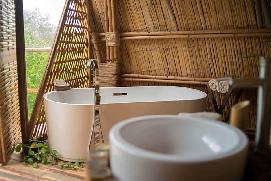 Mamasan Treehouses & Cabins 48/50