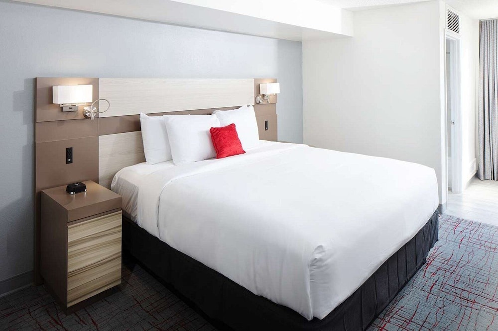 SUITE, KING BED, ACCESSIBLE