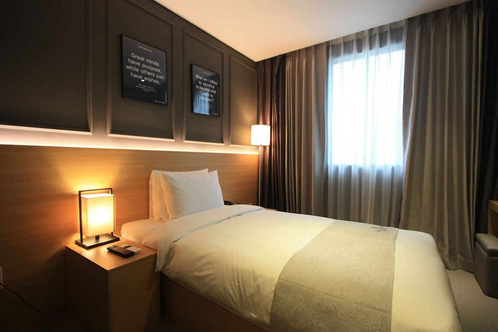 Vella Suite Hotel 30/50