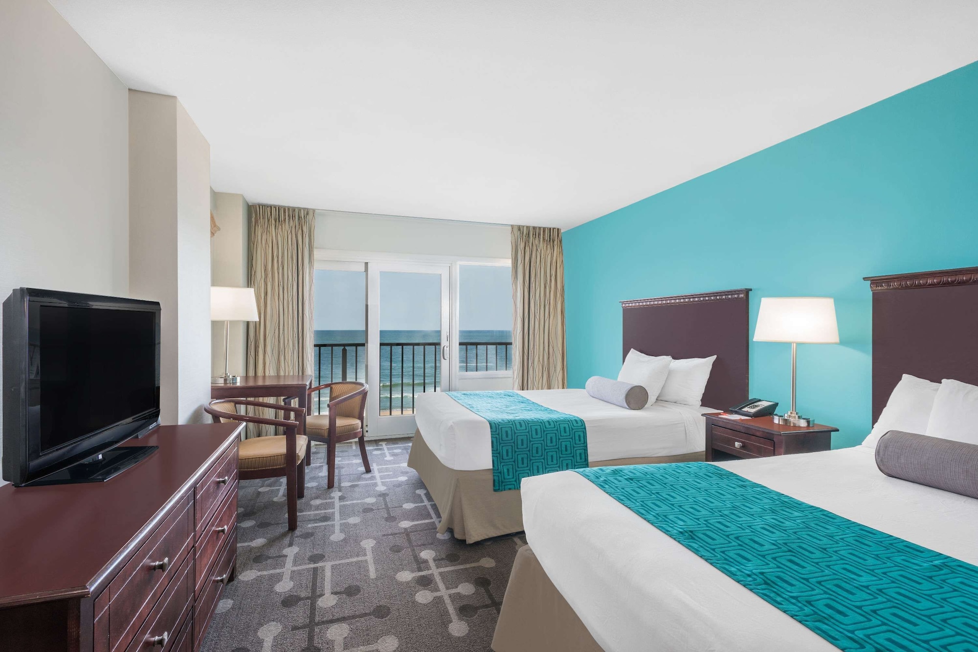 غرفة بسريرين مزدوجين بإطلالة جزئية على البحر، Howard Johnson By Wyndham Ocean City Oceanfront 4/7