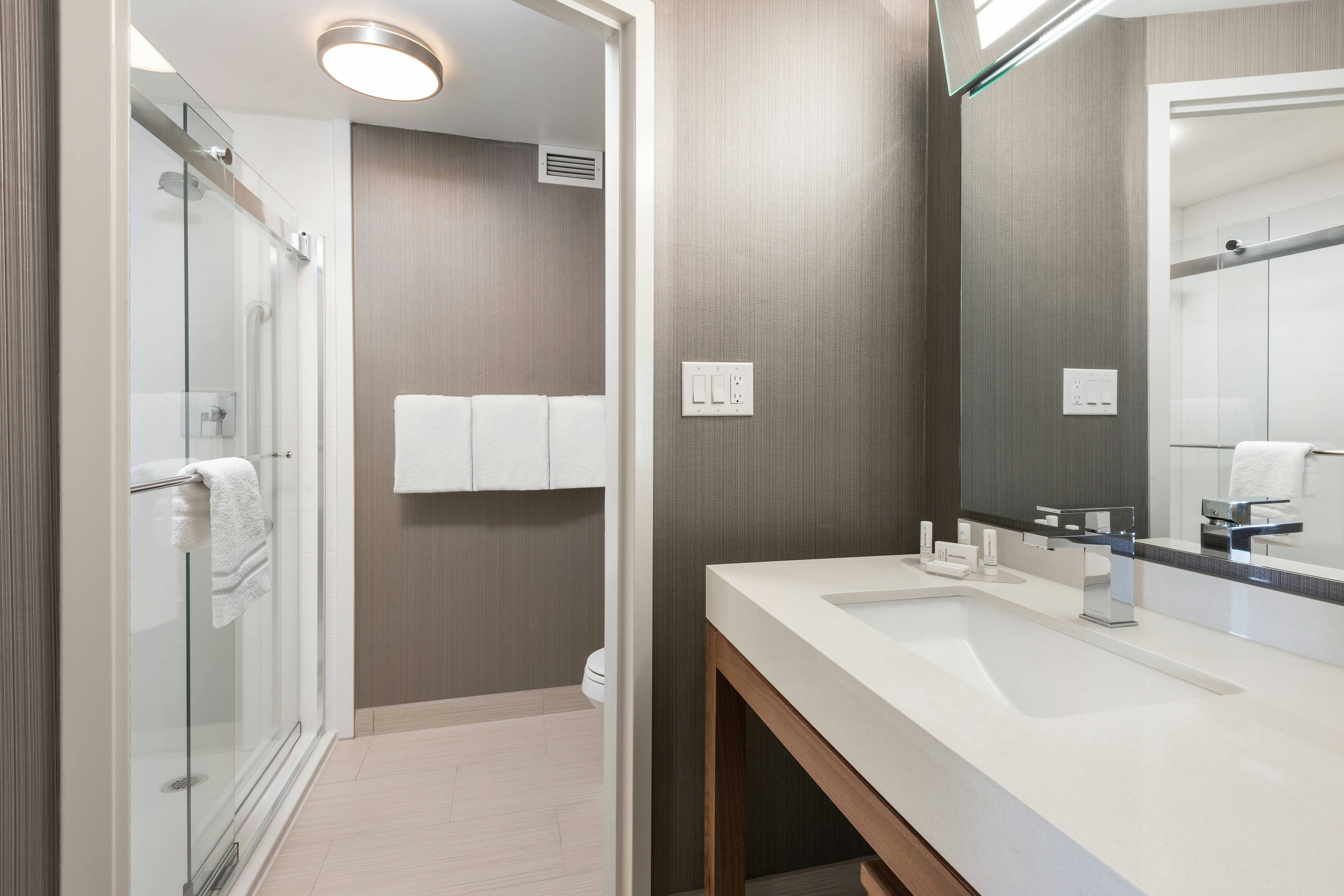 غرفة بسرير كينج، Courtyard By Marriott Toronto Vaughan 3/4
