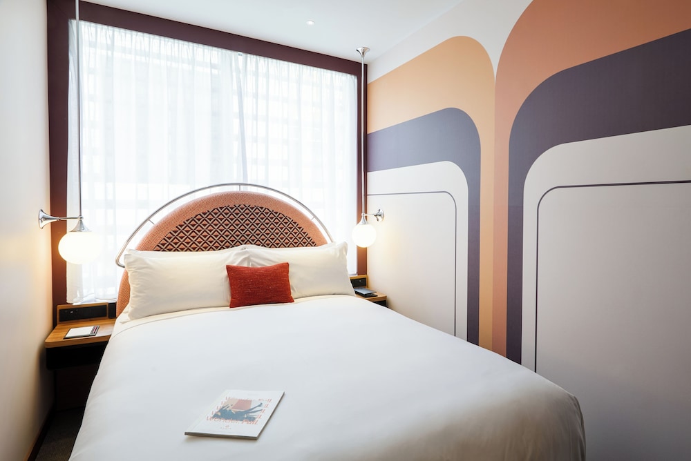 SNUG, QUEEN BED, CITY VIEW