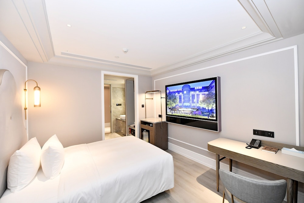 Mercure Xichang Qionghai Wetland 8/32