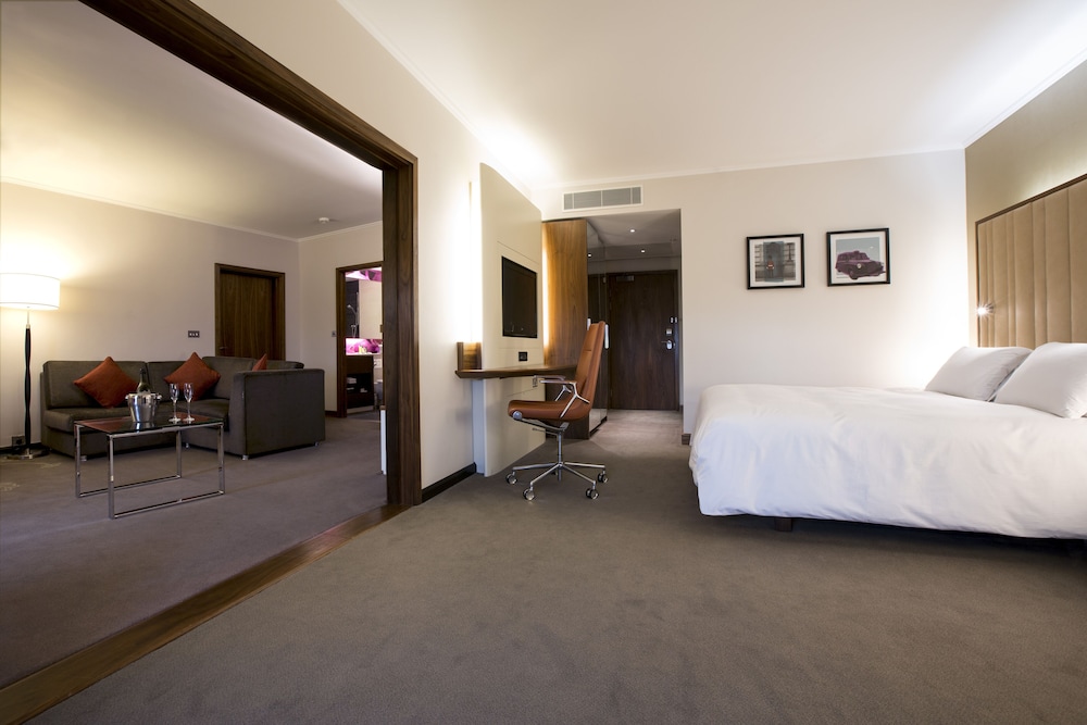 جناح ديلوكس بسرير كينج مع دخول صالة النادي