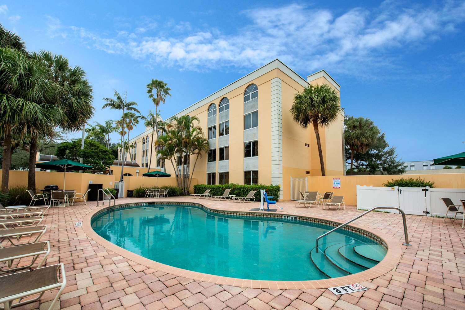 La Quinta Inn & Suites by Wyndham Fort Lauderdale Tamarac 27/32