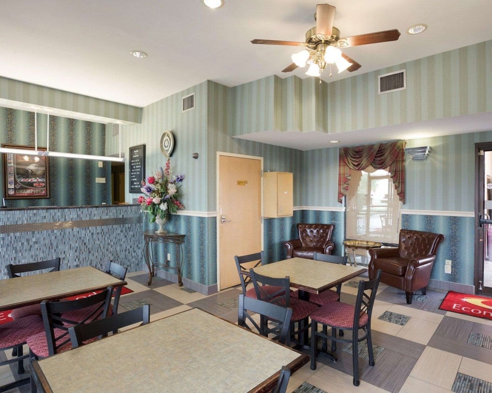Rodeway Inn and Suites New Orleans, LA 30/33