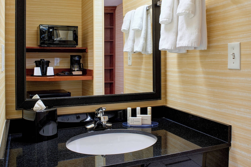 Fairfield Inn Suites By Marriott Detroit Farmington Hills 47/49