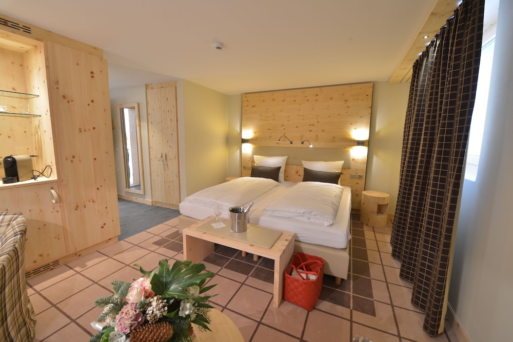 CLASSIC, DOUBLE BED, MOUNTAIN VIEW