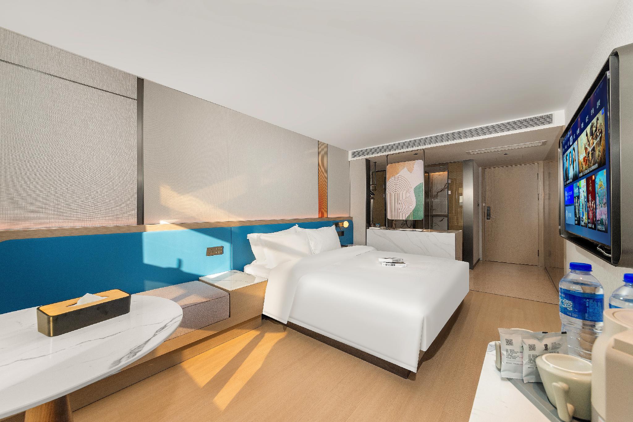 Deluxe, Queen Bed, Tower View
