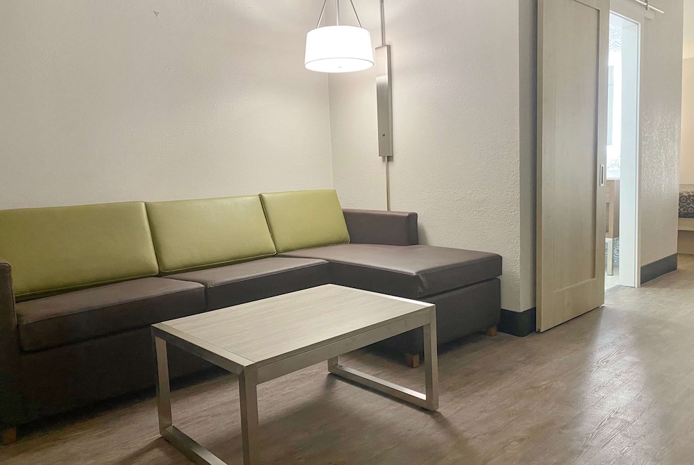 Days Inn & Suites by Wyndham Peachtree Corners/Norcross 16/22