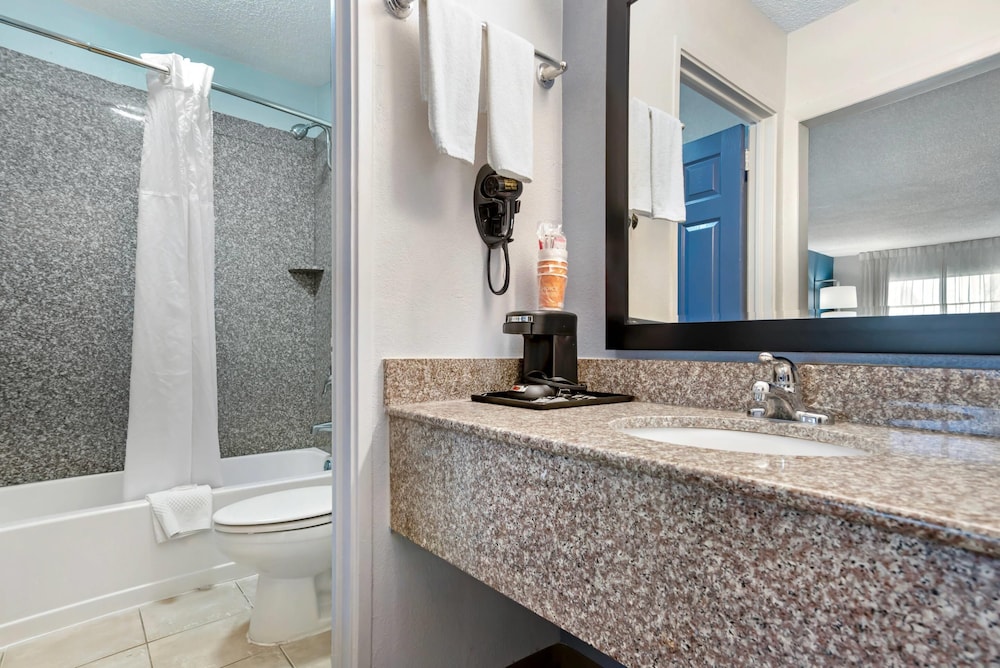 Quality Inn & Suites near Lake Eufaula 40/41
