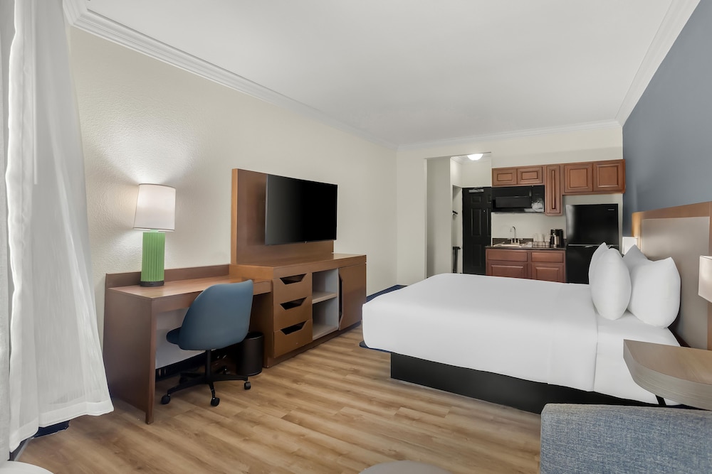 Room, King Bed, Kitchenette