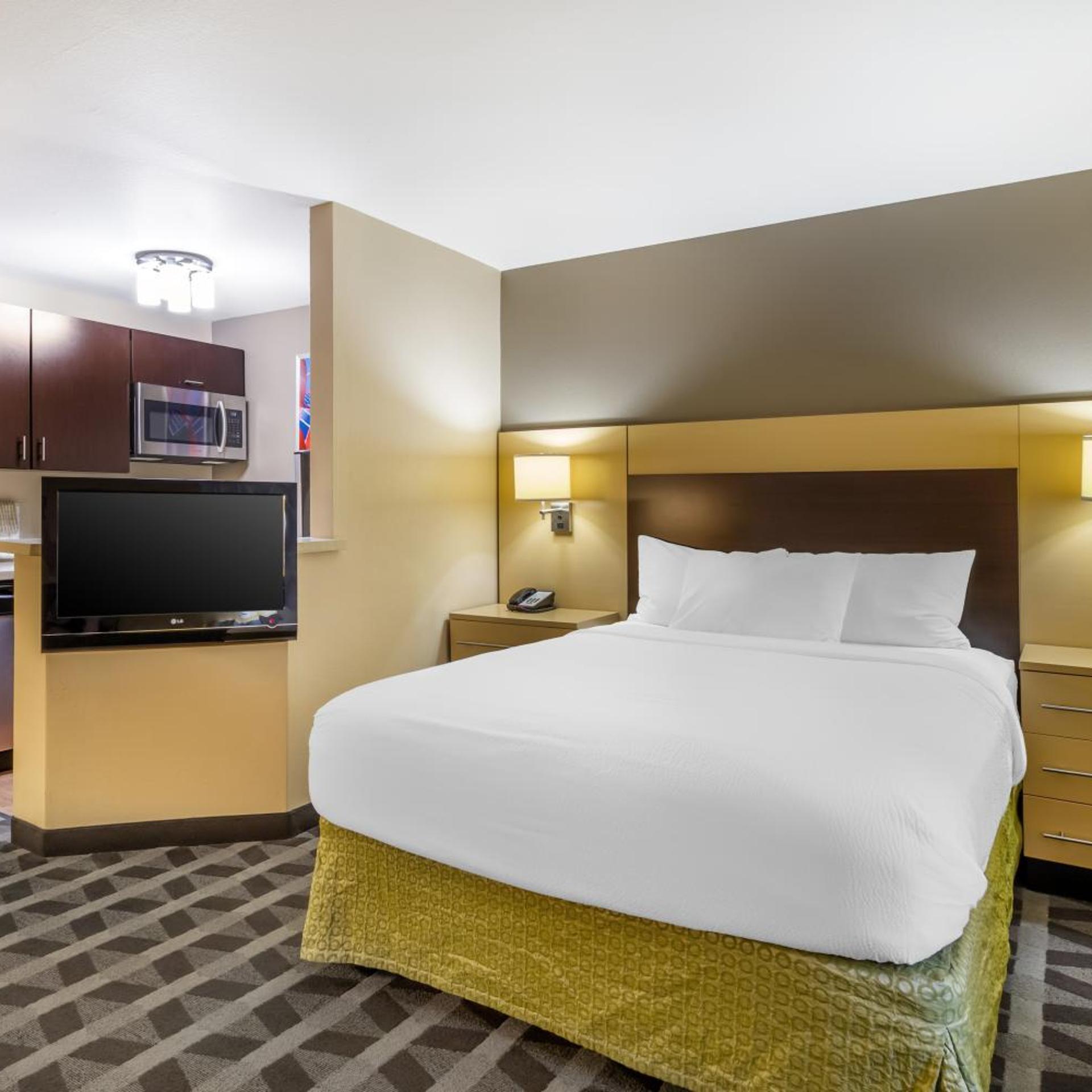 Efficiency, Queen Bed, Accessible