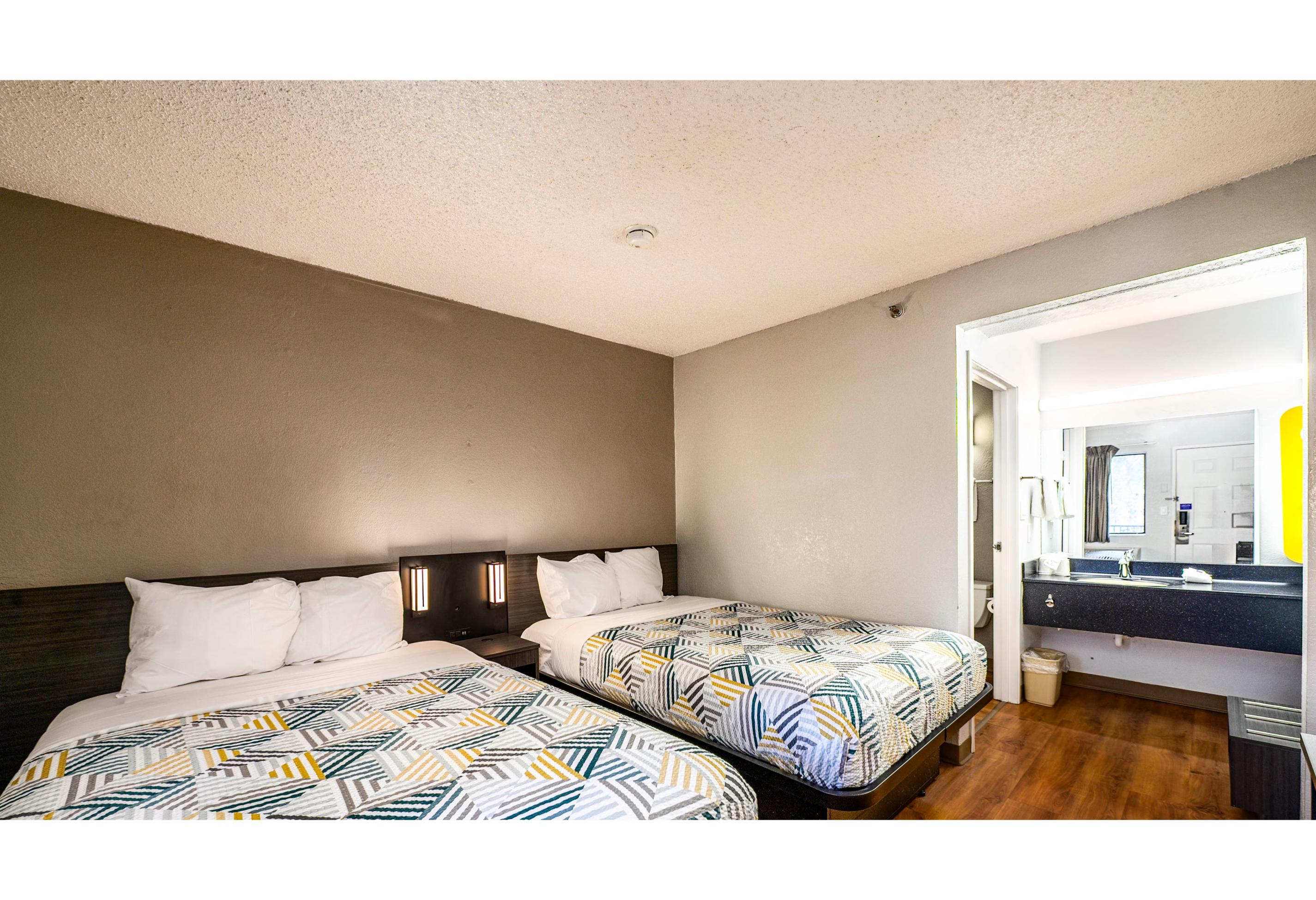 2 Full Beds - ADA/RI Shower/Micfridge، Motel6 Wethersfield, CT - Hartford 2/5