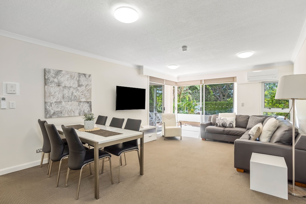 ULTIQA Burleigh Mediterranean Resort 55/65