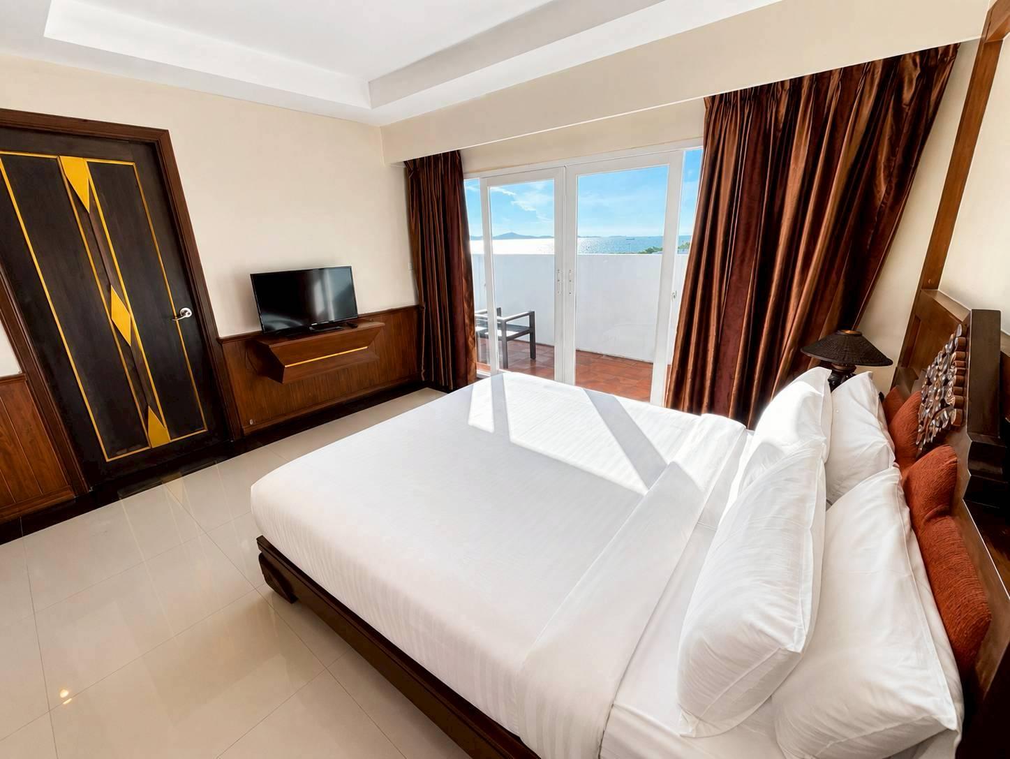 Sky, Deluxe, Balcony