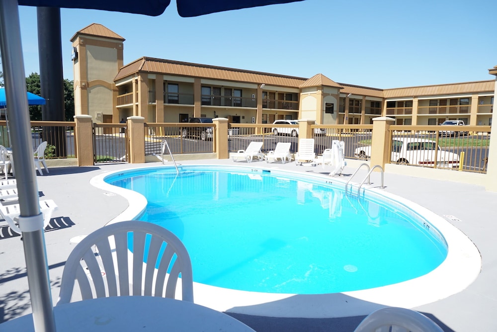 Days Inn By Wyndham Oak Grove/Ft. Campbell 1/32