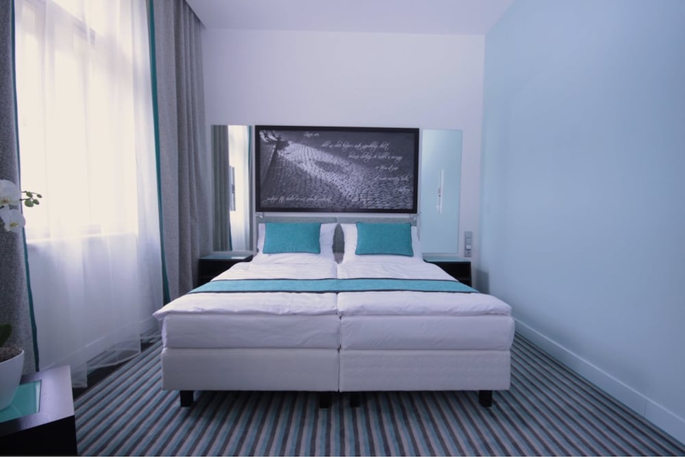 SUPERIOR, DOUBLE OR TWIN BED
