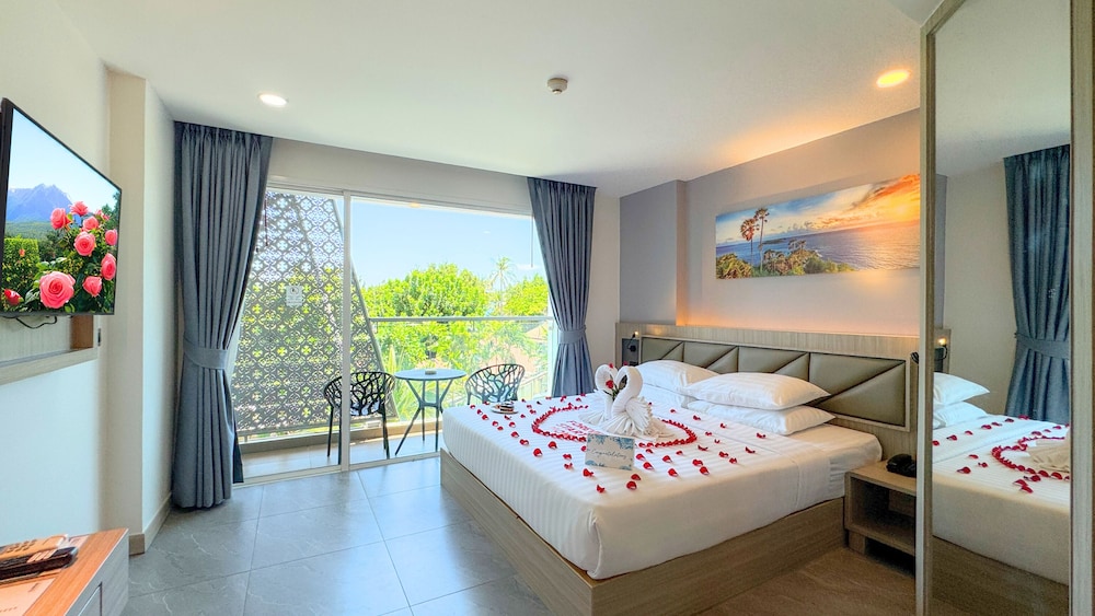 Deluxe, King Bed, City View, Balcony, Clarian Hotel Beach Patong 9/10