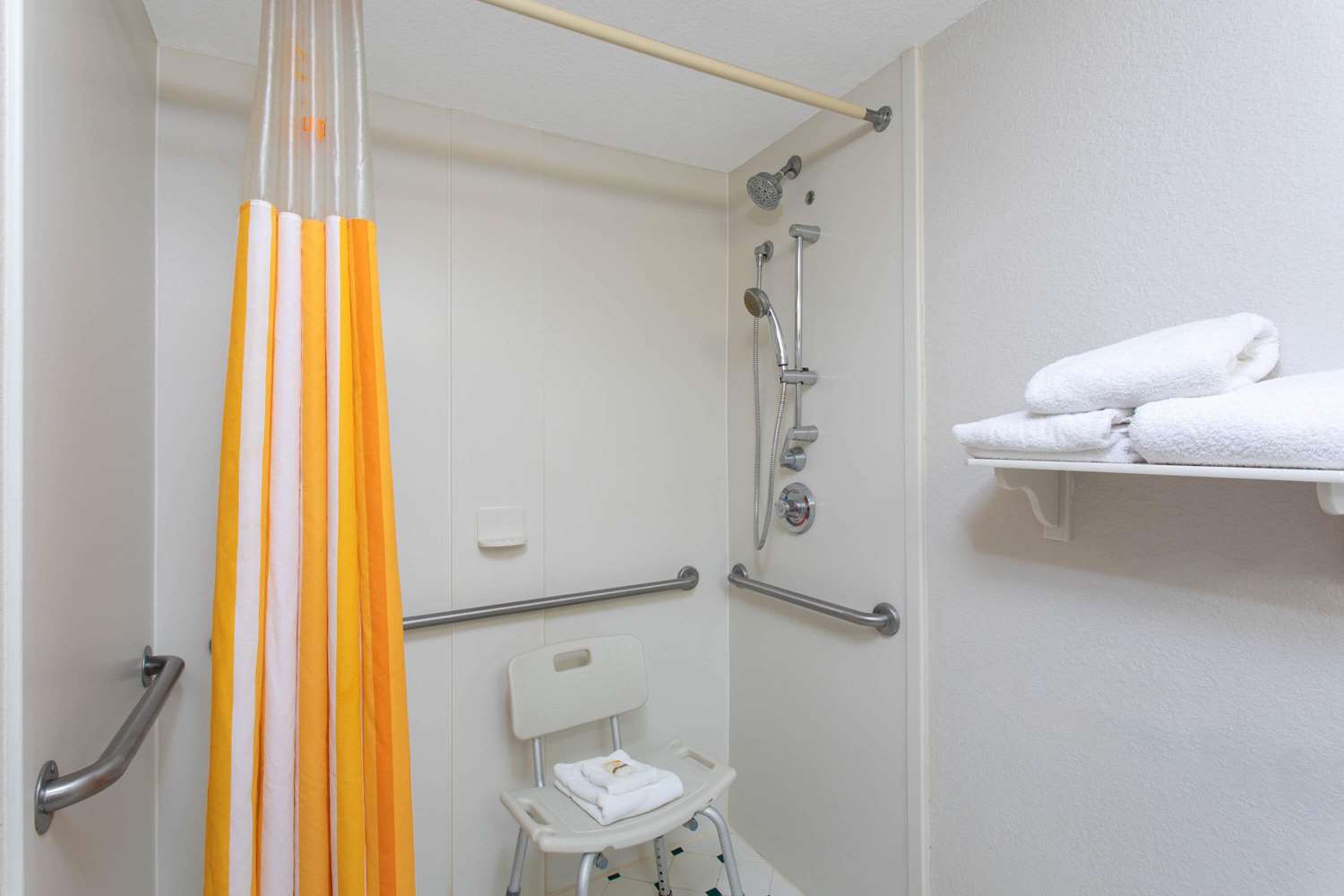 La Quinta Inn & Suites by Wyndham Jacksonville Butler Blvd 54/55
