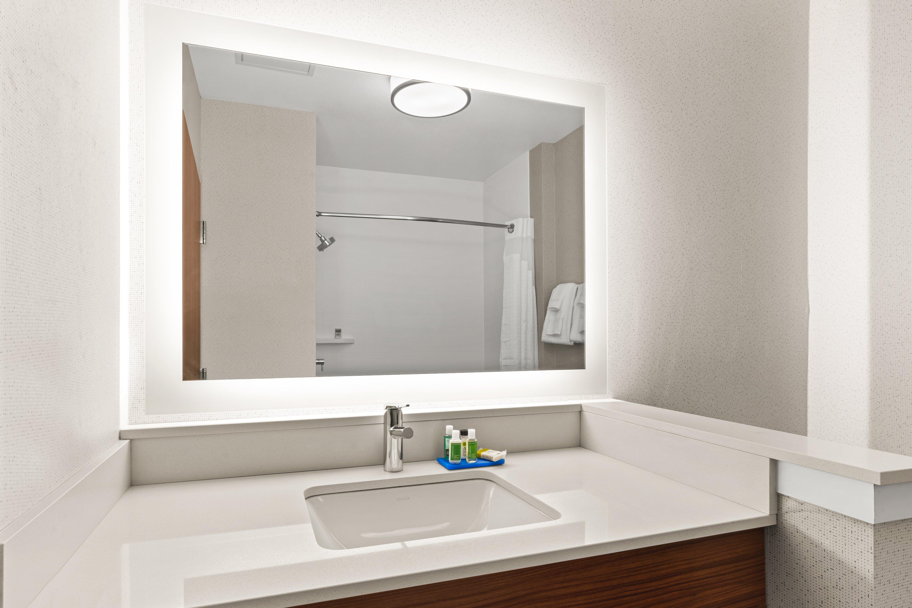 جناح بسرير كوين لذوي الإعاقة، Holiday Inn Express & Suites Suisun City 4/4