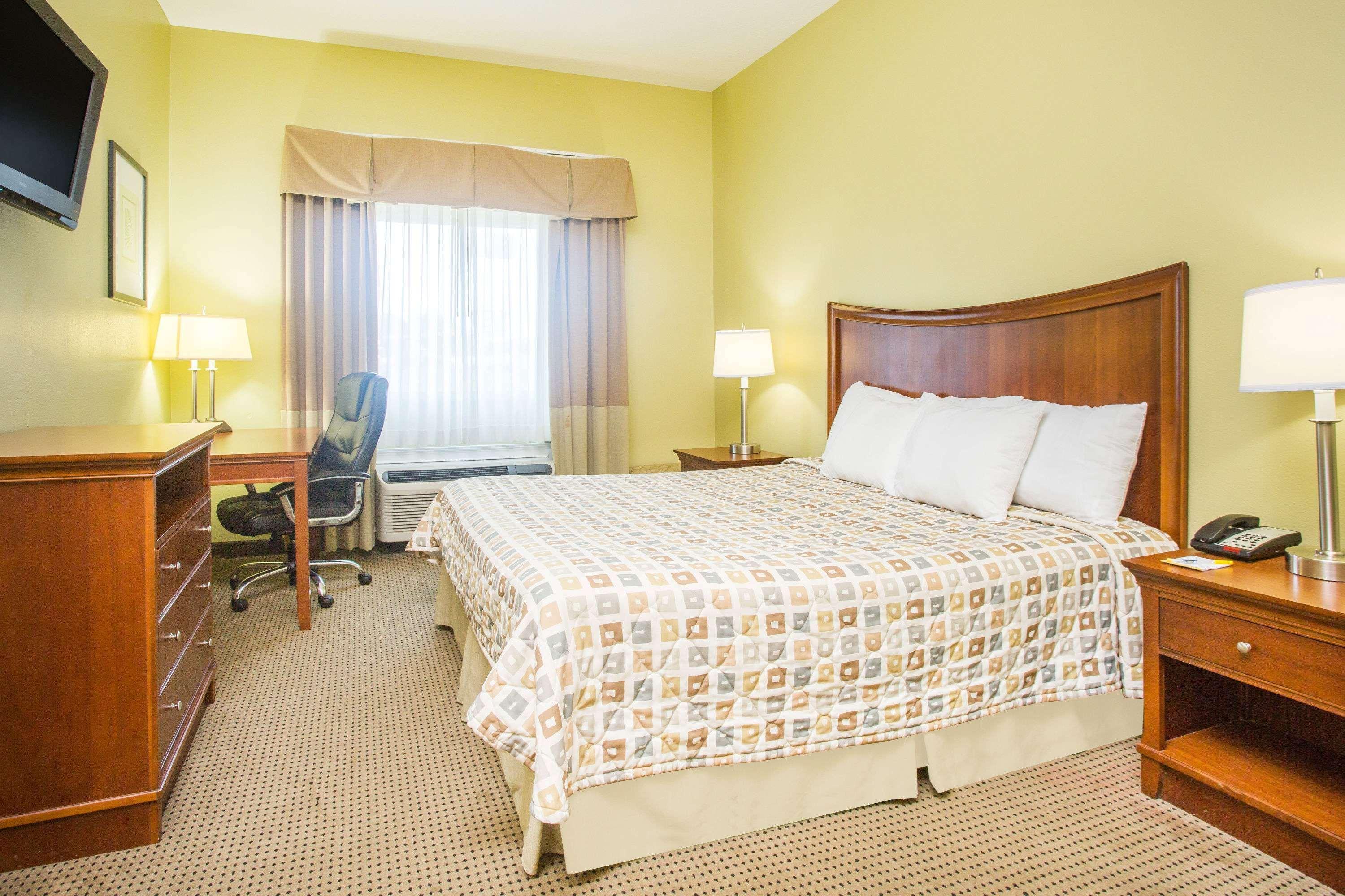 Days Inn & Suites by Wyndham Swainsboro 12/21