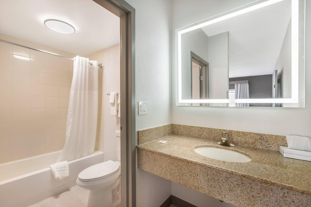 Comfort Inn and Suites Arlington Heights Wilke Rd 68/69