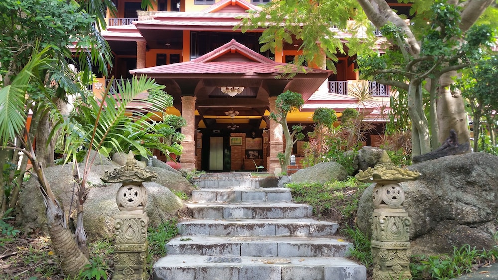 Sea Breeze Resort 6/68