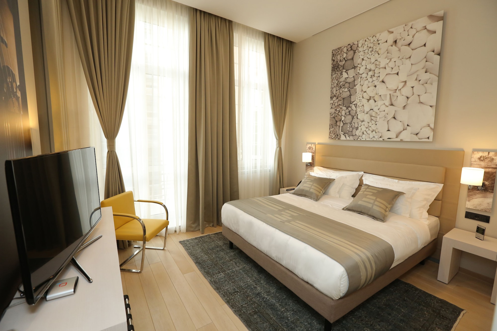 1 BEDROOM, CITY, SUITE