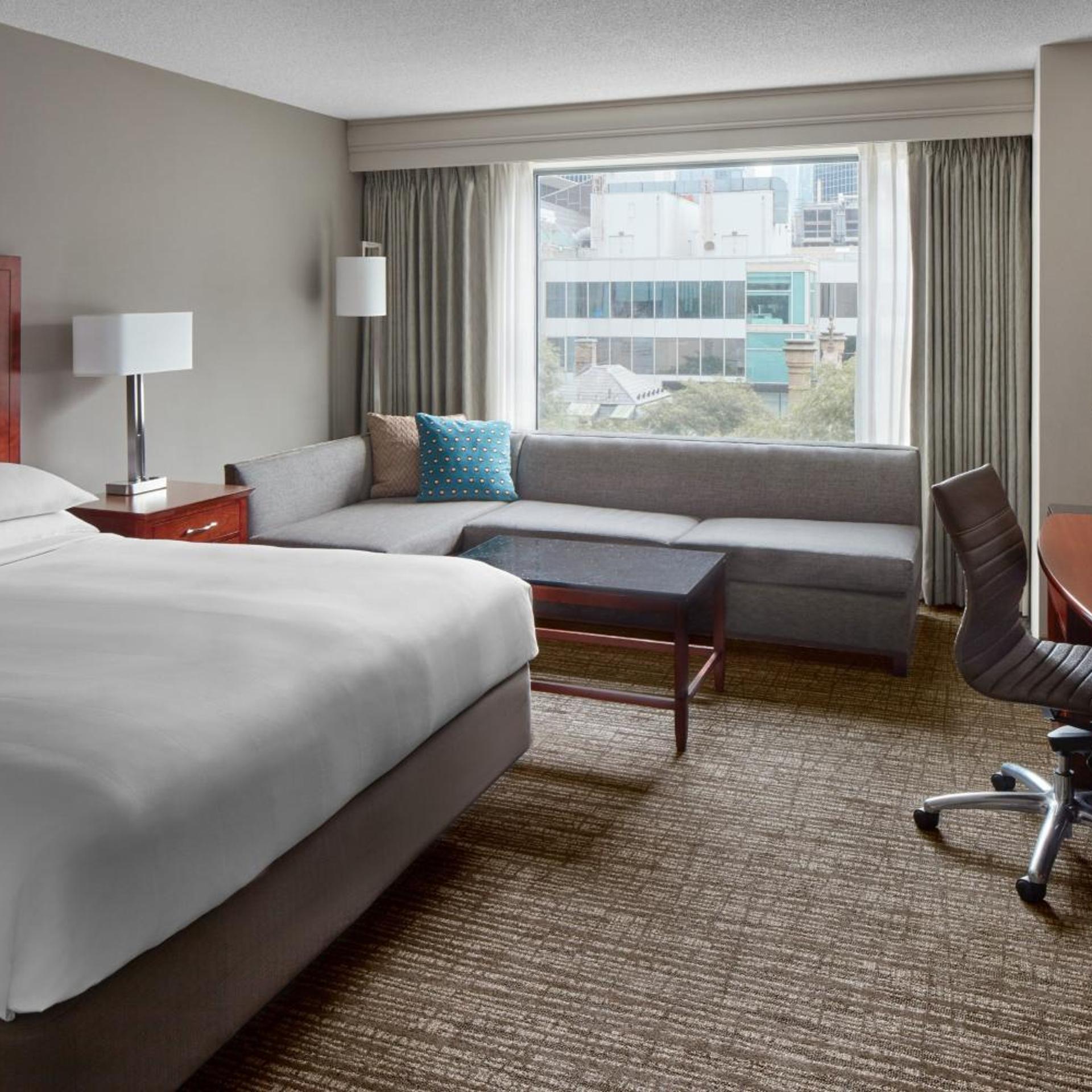 Guest Room, King Bed, Trintuple View, Courtyard View