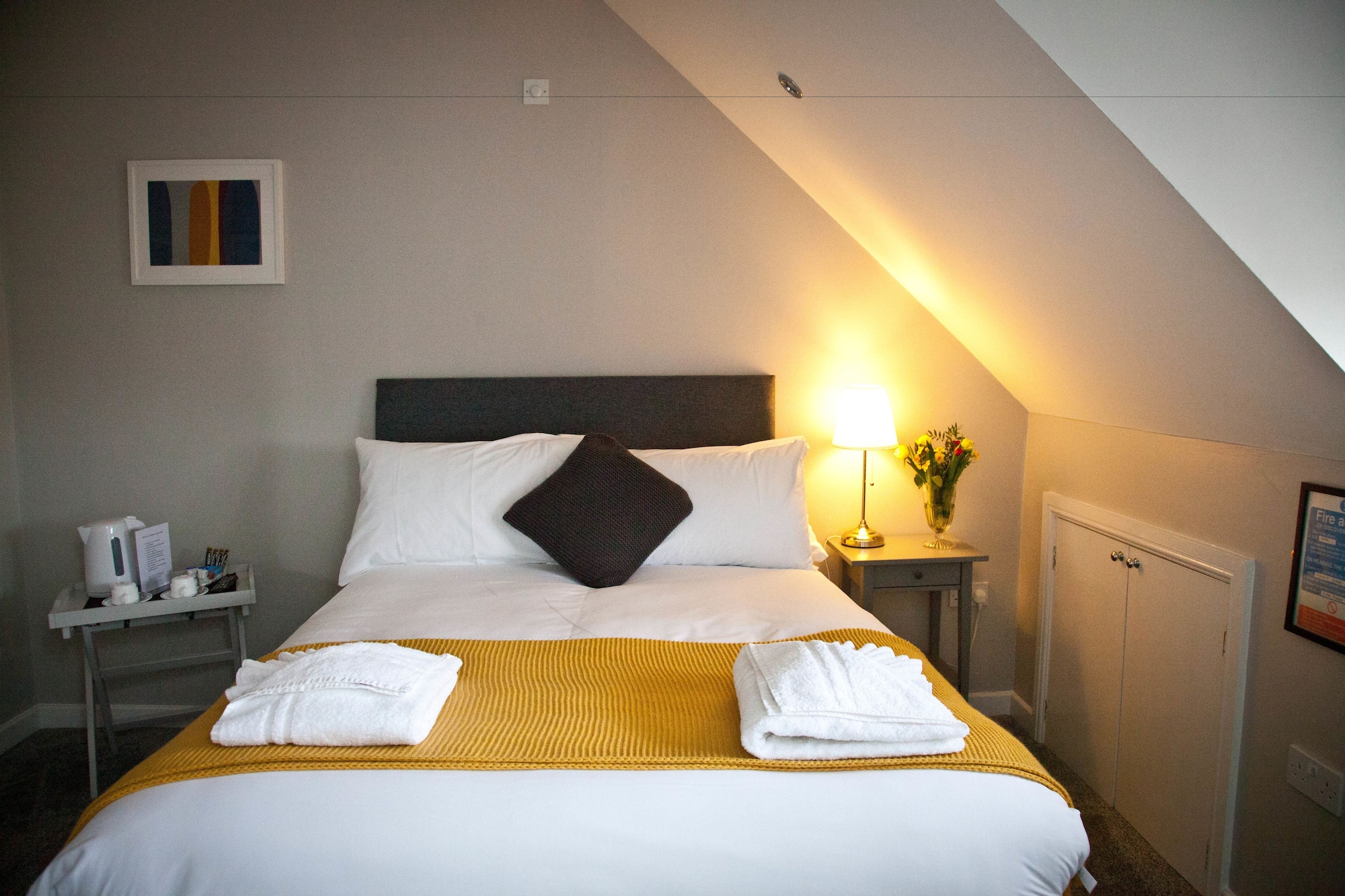 ROOM, DOUBLE BED