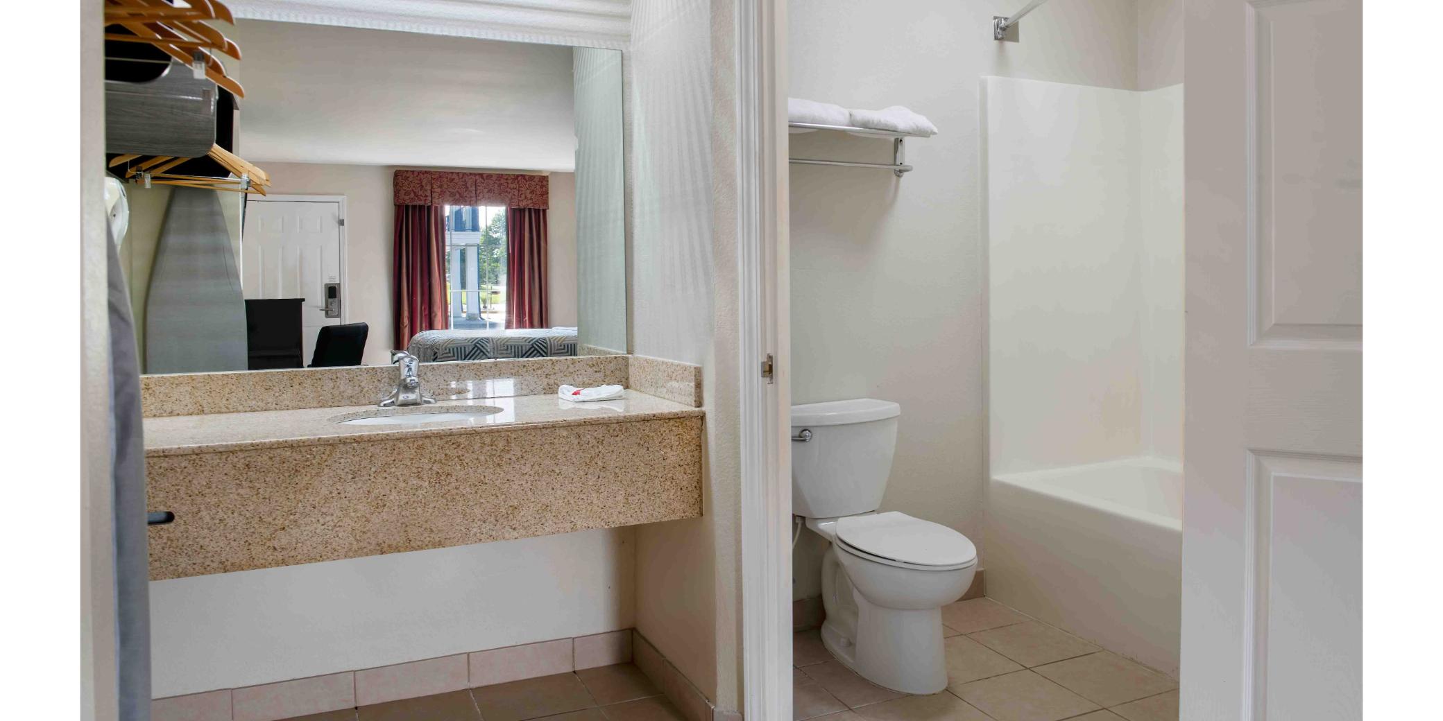 Room, King Bed, Hot Tub, Motel6 Macon, GA - I-475 3/5