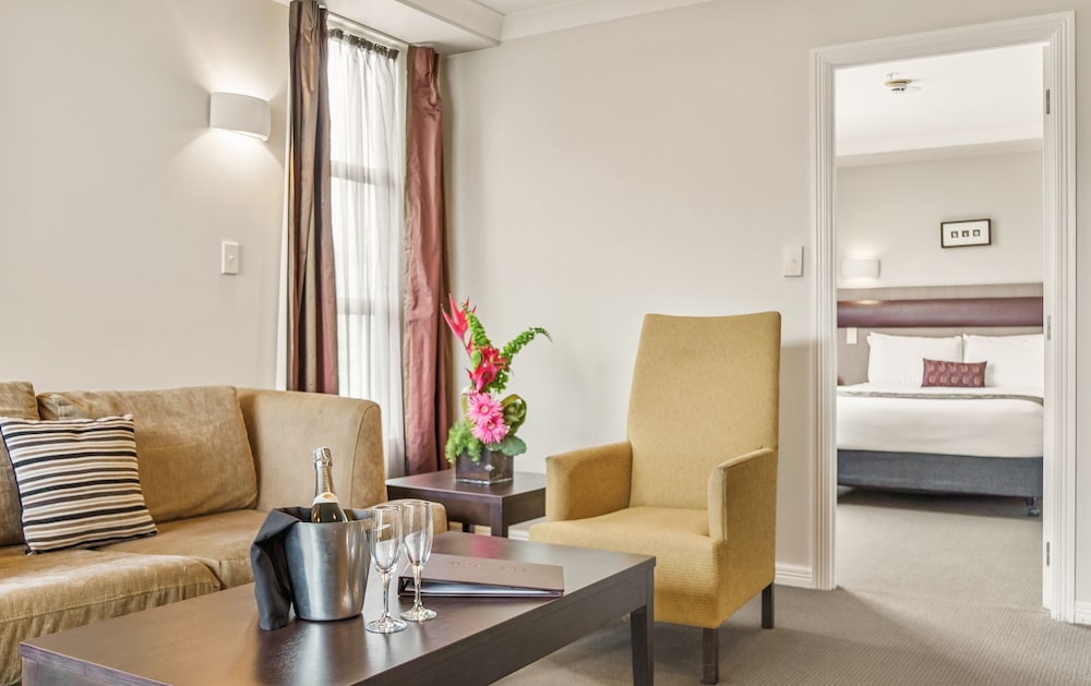 Parkside Hotel and Apartments 55/74