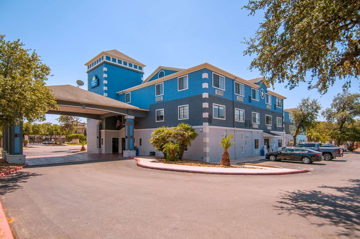 Days Inn & Suites by Wyndham San Antonio North/Stone Oak 55/63