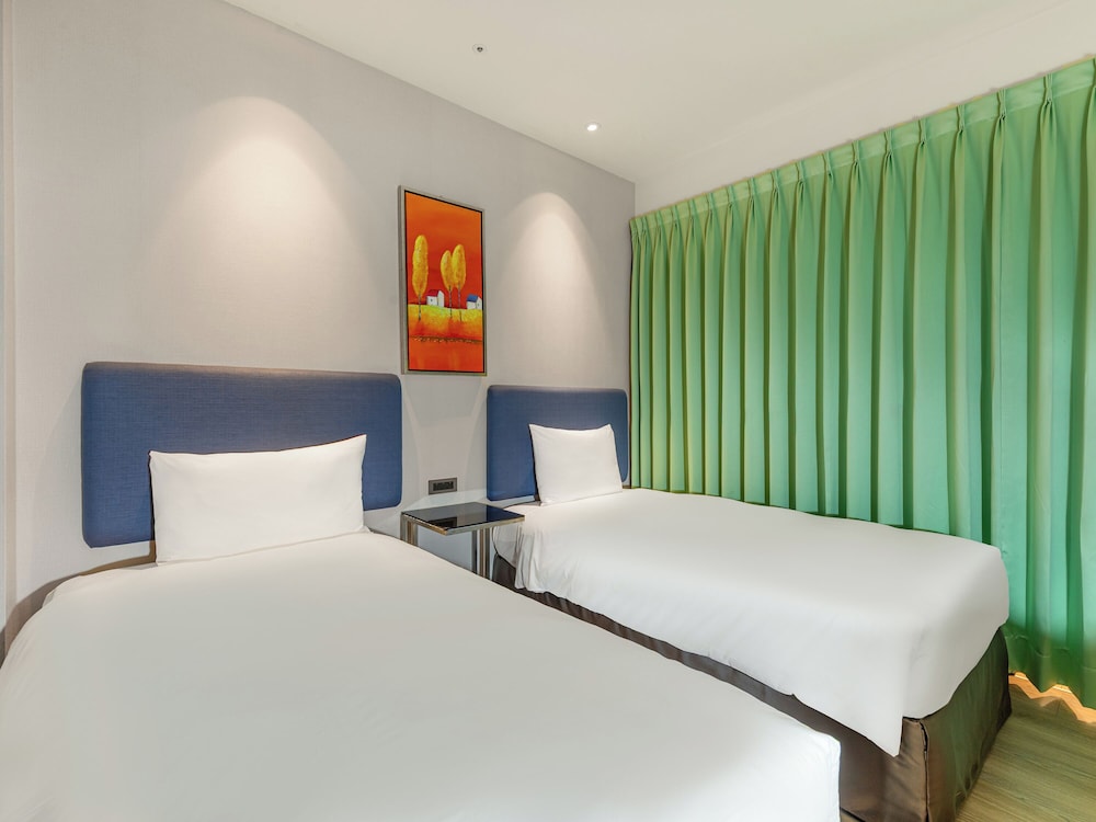 STANDARD, TWIN BEDS, NO WINDOW