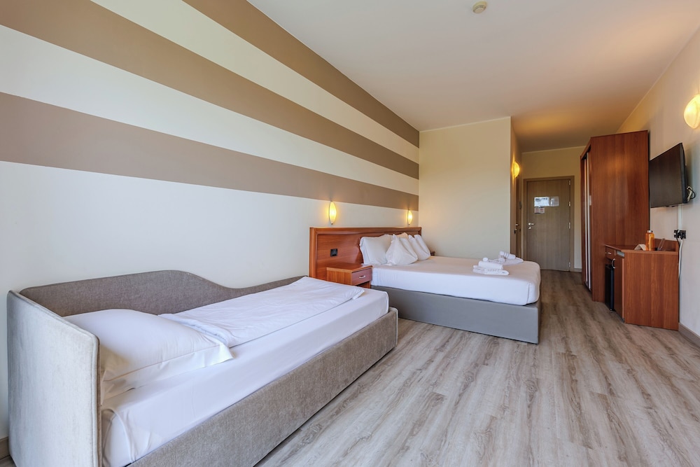 ROOM, TRIPLE, 1 KING AND 1 SINGLE BEDS, BALCONY