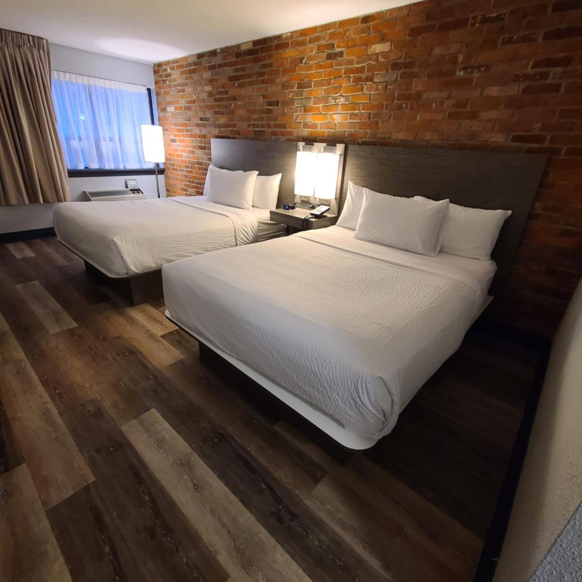 Deluxe, King Bed, 2 Queen Beds