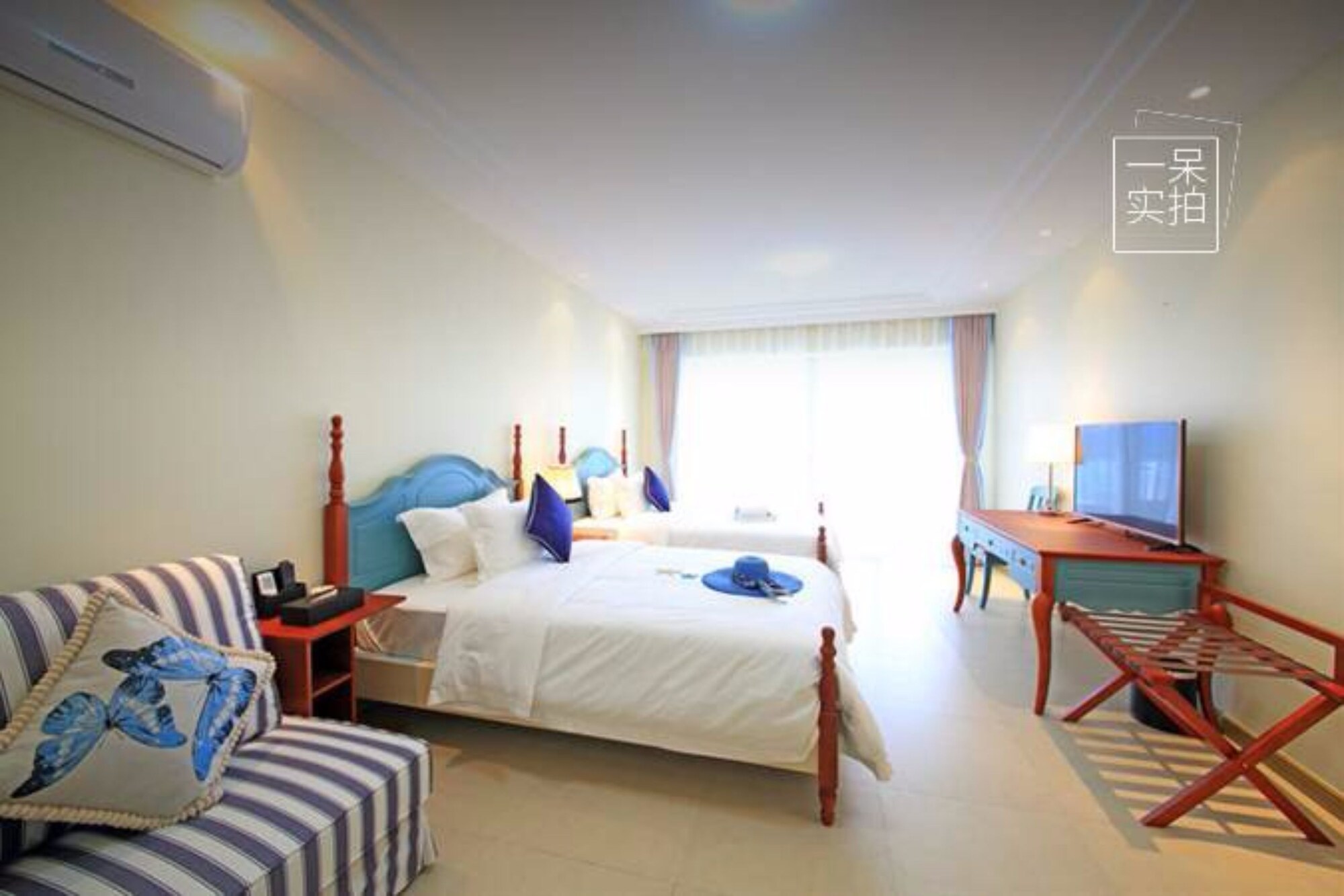 PREMIER, TWIN BEDS, SEA VIEW